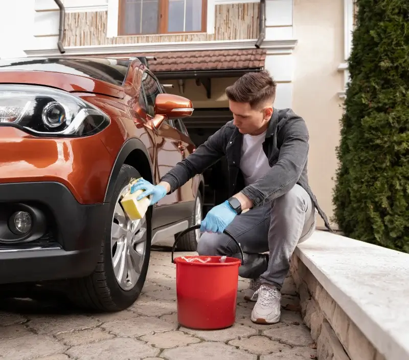 Lavage auto à domicile Azilone-Ampaza : professionnel intervenant sur un véhicule